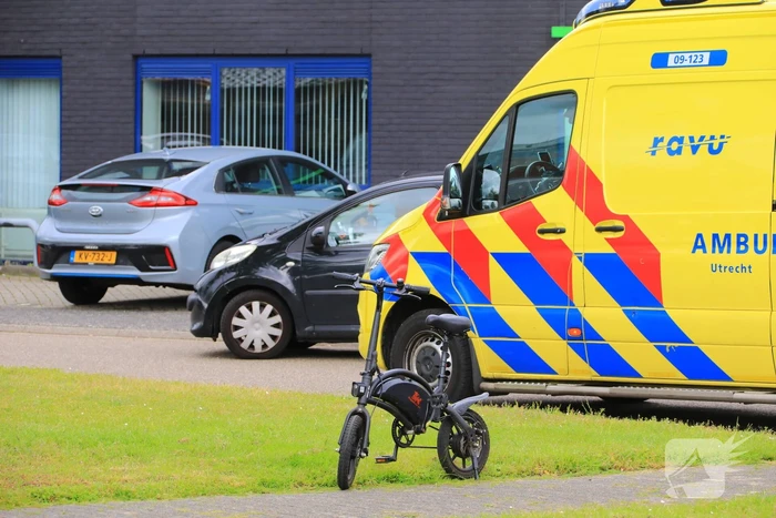Jongeman op e-bike ziet auto over het hoofd