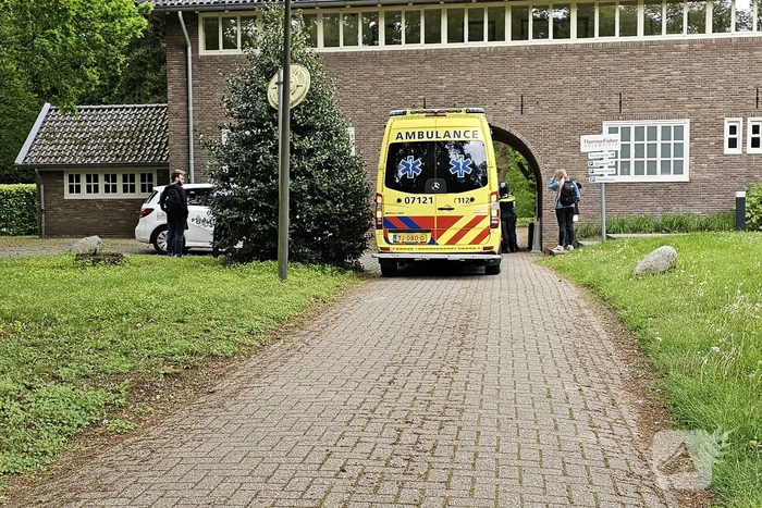 Vrouw gewond naar ziekenhuis