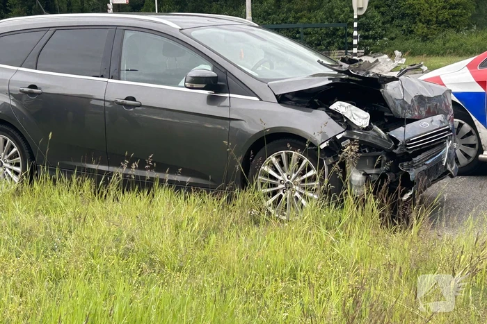 Auto zwaar beschadigd door aanrijding