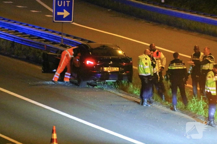 Personenauto knalt tegen geleiderails aan