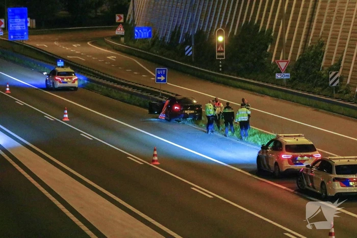 Personenauto knalt tegen geleiderails aan