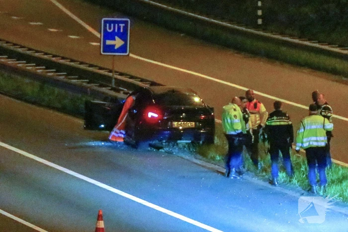 Personenauto knalt tegen geleiderails aan