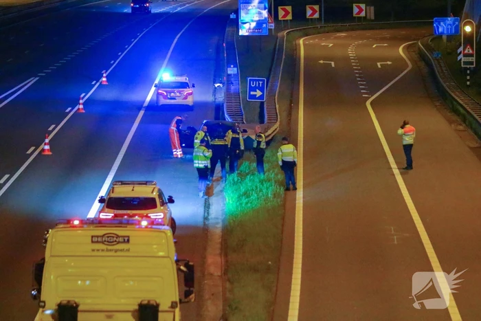 Personenauto knalt tegen geleiderails aan