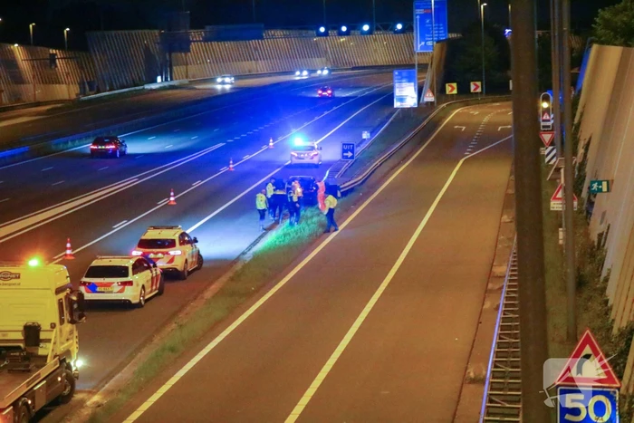 Personenauto knalt tegen geleiderails aan
