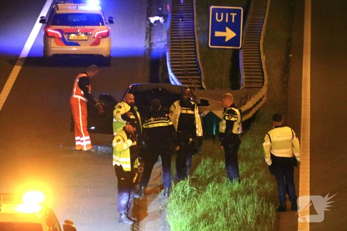 Personenauto knalt tegen geleiderails aan