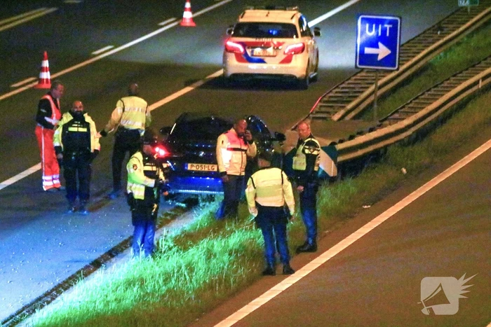 Personenauto knalt tegen geleiderails aan