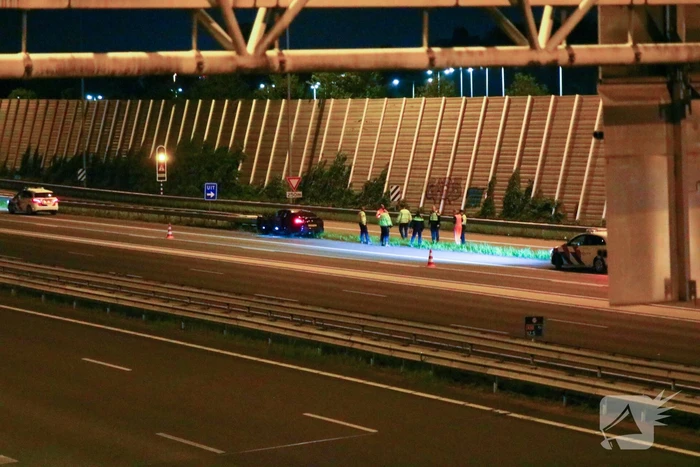 Personenauto knalt tegen geleiderails aan