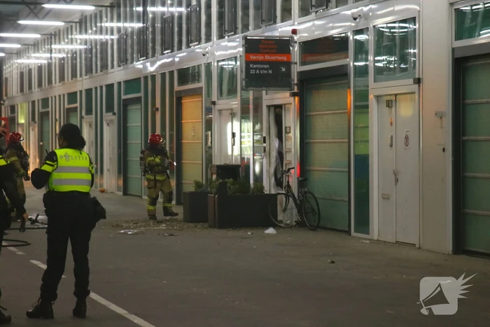 Explosief gaat af tegen deur van bedrijfspand