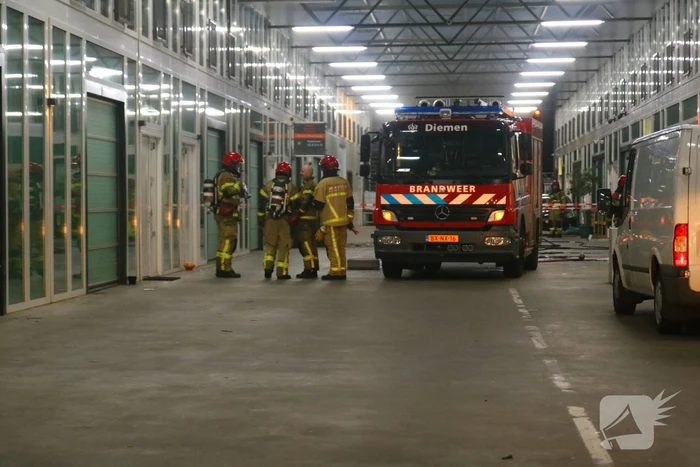 Explosief gaat af tegen deur van bedrijfspand