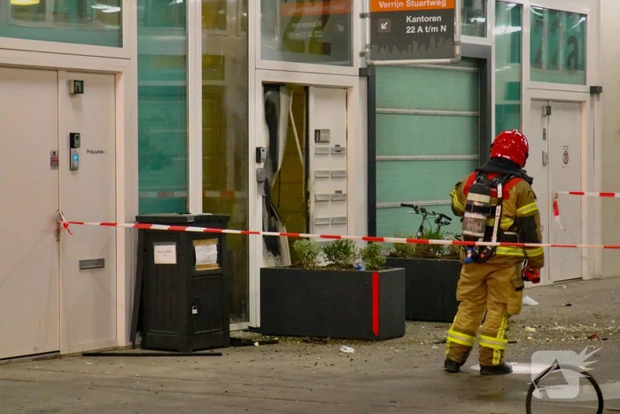 Explosief gaat af tegen deur van bedrijfspand