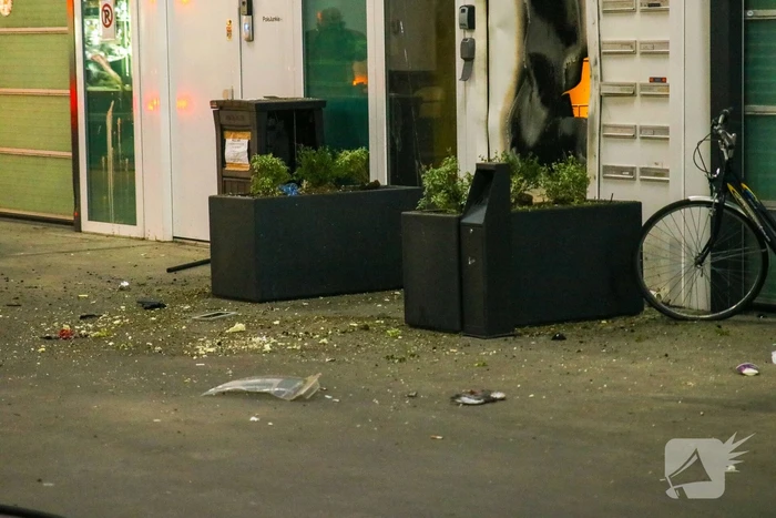 Explosief gaat af tegen deur van bedrijfspand