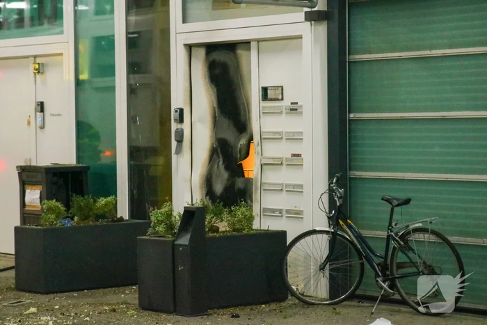 Explosief gaat af tegen deur van bedrijfspand