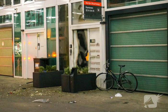 Explosief gaat af tegen deur van bedrijfspand