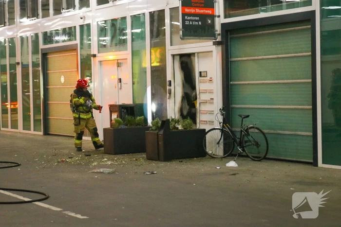 Explosief gaat af tegen deur van bedrijfspand
