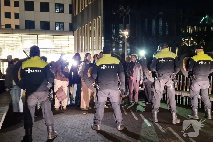 Politie grijpt in: 14 Arrestaties bij UvA-bezettingsactie