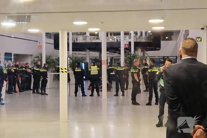Politie grijpt in: 14 Arrestaties bij UvA-bezettingsactie