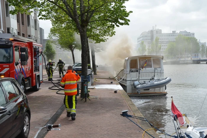 Veel rook bij brand op Duitse pleziervaartuig