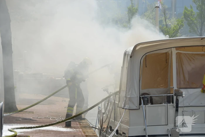 Veel rook bij brand op Duitse pleziervaartuig