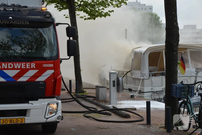 Veel rook bij brand op Duitse pleziervaartuig