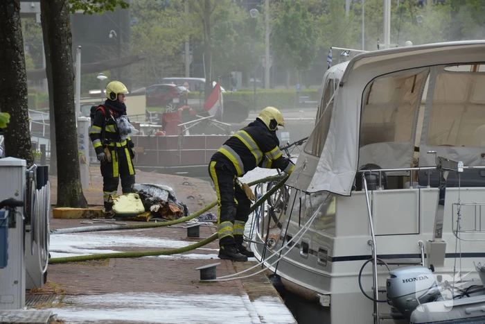 Veel rook bij brand op Duitse pleziervaartuig