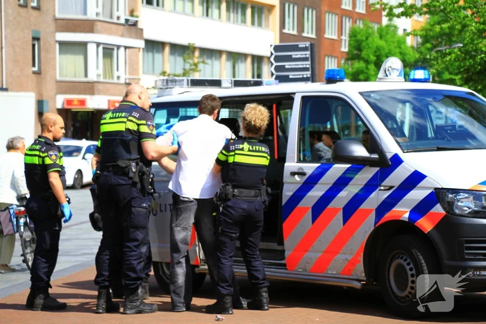 Man met verward gedrag gewond aangetroffen