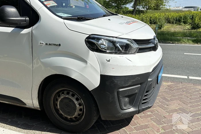 Taxibus botst op personenauto