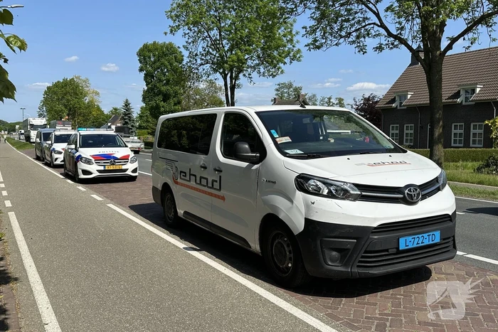 Taxibus botst op personenauto