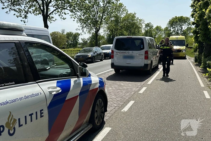 Taxibus botst op personenauto