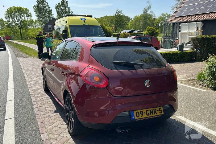 Taxibus botst op personenauto
