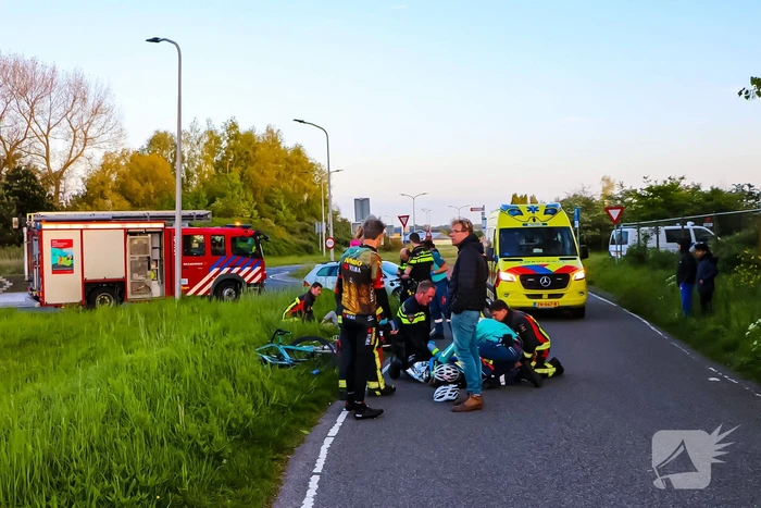 Brommerrijder en wielrenner ten val na botsing