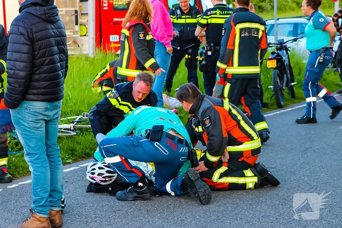 Brommerrijder en wielrenner ten val na botsing