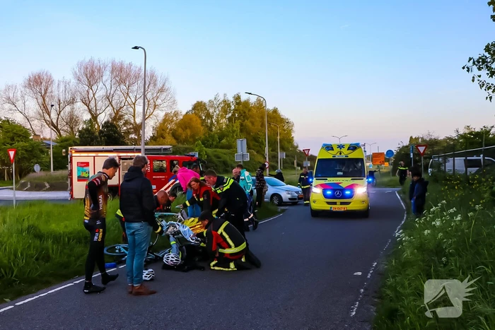 Brommerrijder en wielrenner ten val na botsing