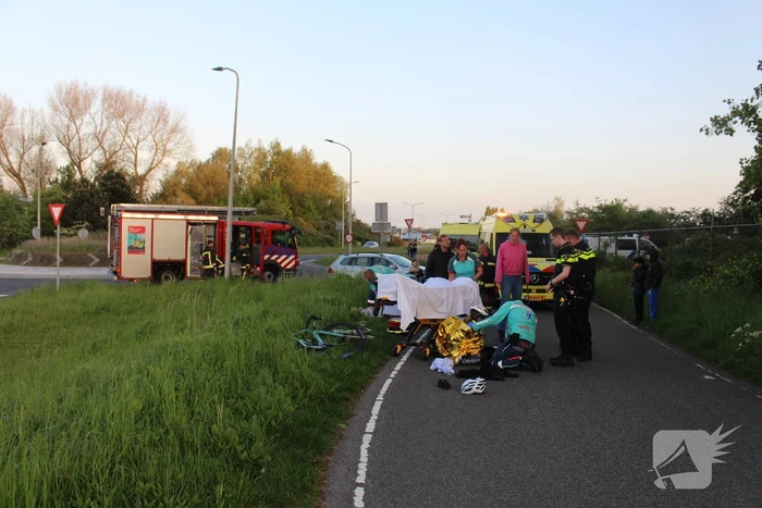 Brommerrijder en wielrenner ten val na botsing