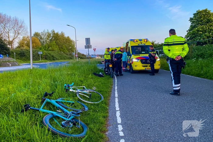 Brommerrijder en wielrenner ten val na botsing