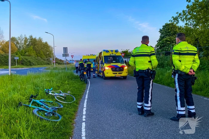 Brommerrijder en wielrenner ten val na botsing