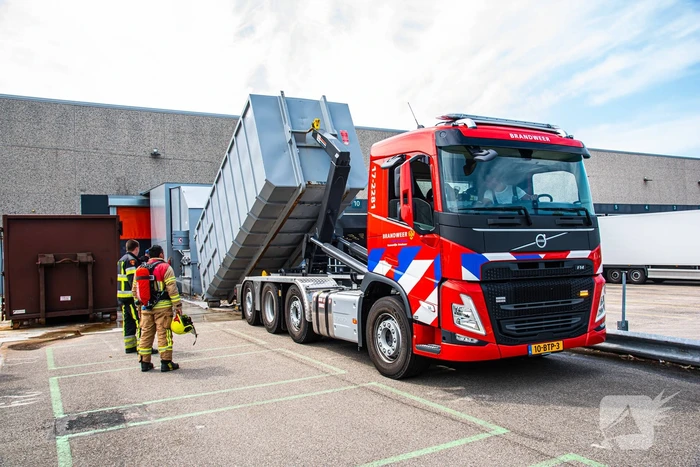 Brand in perscontainer met papier