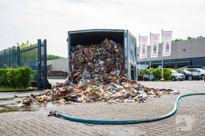 Brand in perscontainer met papier