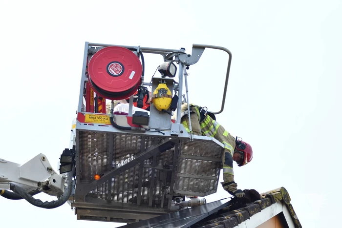 Brandweer redt kat Maruow van dak
