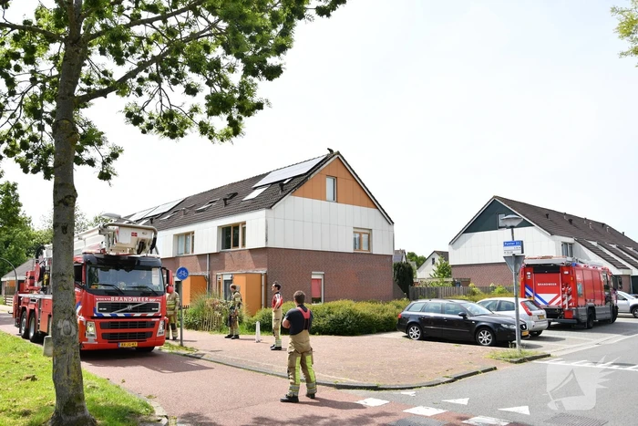 Brandweer redt kat Maruow van dak