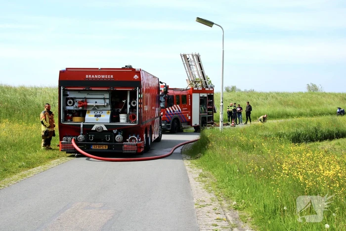 Tractor brandt uit tijdens maaien gras