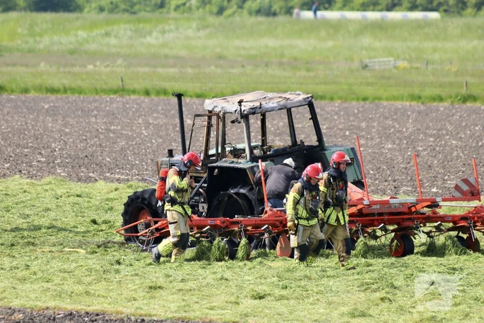 Tractor brandt uit tijdens maaien gras