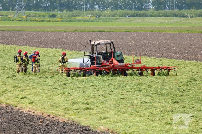 Tractor brandt uit tijdens maaien gras
