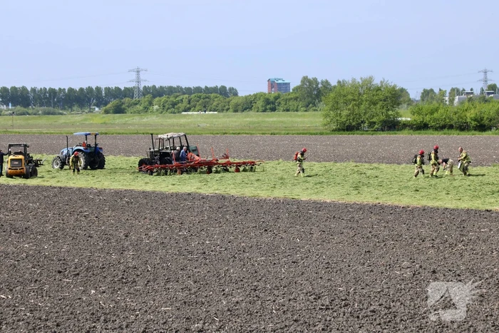 Tractor brandt uit tijdens maaien gras