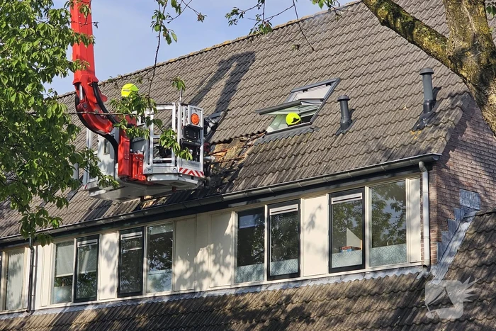 Dak in brand door brandende sigaret