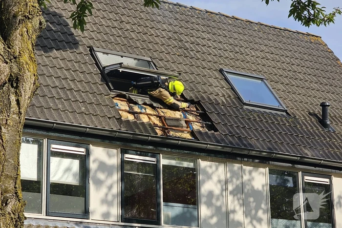 Dak in brand door brandende sigaret