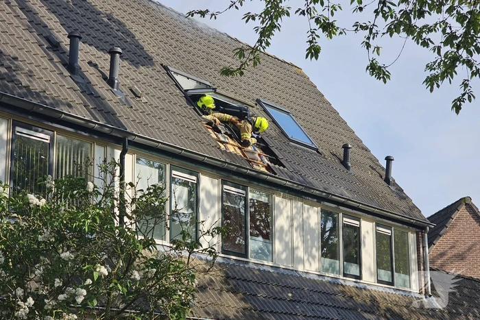 Dak in brand door brandende sigaret