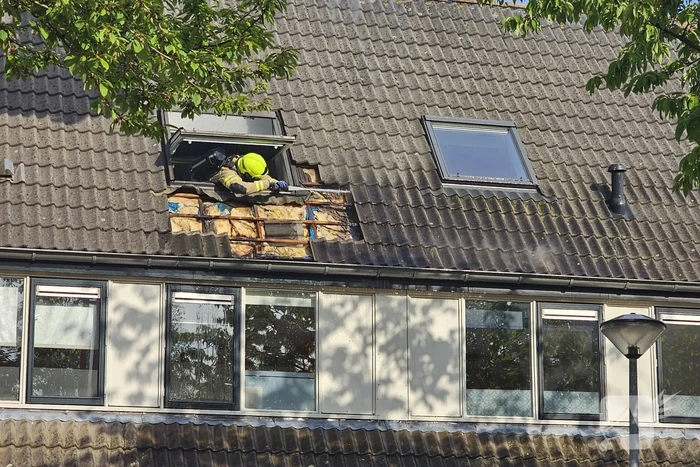 Dak in brand door brandende sigaret