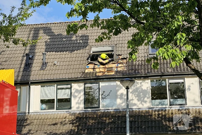 Dak in brand door brandende sigaret