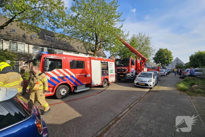 Dak in brand door brandende sigaret