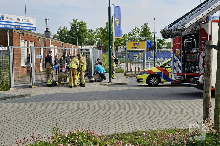 Brandweer bevrijdt jongen vast in hek